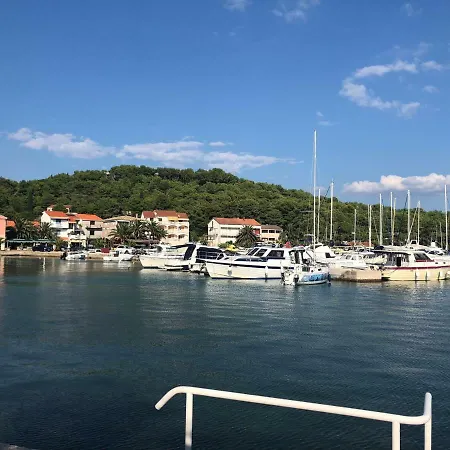 Kolovare Beachfront Apartman *